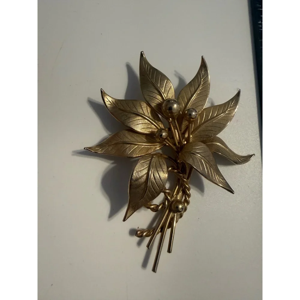 Vintage Gold Tone Leaf Spray Brooch Textured Floral Botanical Pin Accessory